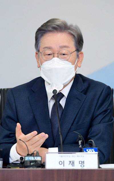 더불어민주당 대권주자인 이재명 경기지사가 19일 서울 여의도 중소기업중앙회에서 열린 ‘이재명 후보와 중소기업인 대화’에서 인사말하고 있다. 연합뉴스