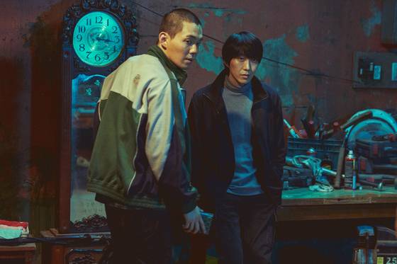 Right, Choi Ki-wan (played by Kim Jae-bum), the leader of the crime ring, and his second-in-command, Yeom Dong-hoon (played by Ryu Kyung-soo) in their safe house. [NEXT ENTERTAINMENT WORLD]