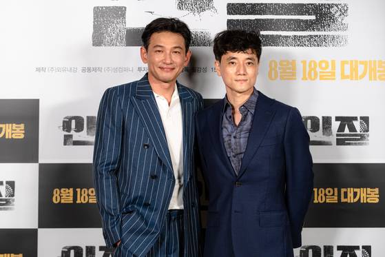 Hwang and director Pil pose for cameras after the press screening of their film earlier this month. [NEXT ENTERTAINMENT WORLD]
