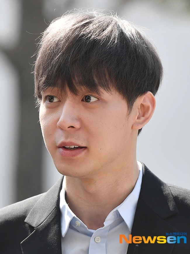 Park Yoochun was disclosured to his private life as he foreshadowed a legal battle with his domestic agency.On August 18, his agency, Lee CL, said, I heard that Park Yochoon violated the agreement with Lee CL and signed a double contract with Japan.In addition, they said on August 14, Park Yoochun will dismiss the representative of the agency and go to criminal charges by embezzlement and misappropriation through Yahoo Japans Wow Korea and other local media. It is a clear false fact, seriously damaging the honor of the agency and its representative.In this situation, Park Yoochun left a handwritten letter to Japans official fan club and claimed that Lee CL and his ex-lover Hwang Ha-na were attacking him through a prison letter.In the end, due to the claims of both sides, they will cover the city in court.However, the question is that Park Yoochun is expressing his position through Japan, not Korea.Park Yoochun sued the representative of his agency or suffered from his life as an entertainer in the meantime, all of which were reported first through the local media of Japan, not domestic.Park Yoochun also appealed to Japans official fan club, not domestic fans, for their feelings about this situation.It is difficult to return to Korea in fact when Park Yoochun has been involved in endless controversy such as past conflicts with his agency, allegations of sexual assault in 2016, and charges of meth in 2019.Park Yoochun also turned his attention to overseas activities after his release as if he were conscious of domestic public opinion.Park Yoochun held an expensive fan meeting in Bangkok, Thailand last January, and then operated a paid photo book and a paid fan site, and bought a so-called fan business.When we look at the situation, domestic public opinion toward Park Yoochun is still not good.Park Yoochun, who has been trying to reach overseas fans after his release, is now understandable to some extent through Japan.Choices are the kind of people who are friendly, but in the end, this behavior is the way to turn back even the domestic fans who were cheering.Park Yoochun appealed in a handwritten letter, I could not imagine that a person who believed to be a truly eternal life partner and a person who once thought to be love would attack me.However, Lee CL responded to Park Yoochuns entertainment business and his private life such as his wife, and eventually reached the form of entry and exit.