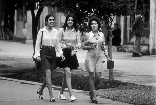 1970년대 미니스커트 입은 아프간 여성들 (사진=트위터 @MahyarTousi)