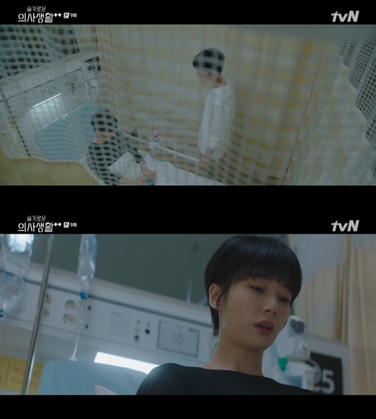 In the 9th episode of tvNs Sweet Doctor Life Season 2 (hereinafter referred to as Sweet Doctor 2) broadcast on the 19th, Kim Joon-wan (Jung Kyung-ho) was portrayed by Lee Ik-soon (Kwak Sun-Young) reuniting at the Hospital.On this day, Lee said to his brother Iksun, If you get fever, you will have an emergency room if you do not get fever. Junwan and Iksun decided to meet at 6 pm boulevard road.Iksun was not feeling well. He took two pills and didnt lose his fever. Iksun was forced to cancel his appointment.Lee Ik-jun, who met Do Jae-hak (Jung Mun-sung) at Hospital, found out that the promise that Iksun canceled was a promise with Jun-wan.Lee Ik-jun called Kim Joon-wan and said, My brother suddenly got a lot of heat and brought me to the emergency room.I think itll take about an hour to get all the sap. My brother told me not to be there. Just yes. You hear me? Bye.Kim Joon-wan then visited Hospital to meet Lee Ik-sun.Photo = TVN broadcast screen