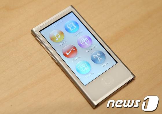 스티브 잡스가 현재 가장 작은 아이폰인 아이폰SE보다도 작은 초미니 아이폰인 '아이폰 나노'를 계획 했었다는 사실이 알려졌다. 사진은 아이팟 나노 7세대 © AFP=News1