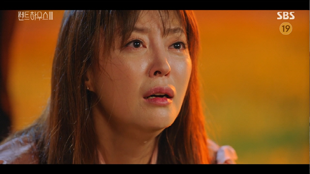 Kim So-yeon Yoon Jong-hoon died together in a struggleOn SBSs Penthouse 2 broadcast on the 20th, Chun Seo-jin (Kim So-yeon) fell.On the day, Ju Dan-tae (Um Ki-jun) climbed a ship to sneak aboard, and Shim Ji-ah and Logan Lee (Park Eun-seok) watched it quietly from behind.Joo Sang-kyung (Han Ji-hyun), who had seen this, sneaked into the ship on a line. Ju-dan-tae opened his eyes at a Japanese mental hospital.Judan Tae, who was trapped in the hospital under the name of Baek Jun Ki, shouted, Why am I here?Ju Dan-tae looked at Joo Seok-kyung and said, Are you trying to get revenge on me? And Joo Seok-kyung laughed, I learned from Father.I am proud of anyone, and I have been eliminated for you. Father made me die my twin sister and I could not see my mother.I would rather throw it away if I hated it. Jung Tae asked, What do you mean Logan? Jung Kyung said, Logan is alive. Mom is safe.How can I die of injustice? Your husband, daughter, and friend are dead. I thought I should say my last greeting as a daughter.Jin Pung-hong (Ahn Yeon-hong) begged, I will only watch HAEUN star (Choi Ye-bin) from afar; I die if I cant see silver star, but Logani said, Once you get psychiatric treatment.Jin Pung-hong, a victim of domestic violence, lost her daughter, who looked like a HAEUN star.HAEUN star was drugged in wine and handed it to Chun Seo-jin, who smiled, saying, Today seems to be the happiest day of my mothers life.Im so sorry for Ronas mother who saved me, but forget about her, and there will be no trouble, the HAEUN star said.ALEKS Corporation said, If you are involved in the crime, lets destroy this contract. Chun Seo-jin proposed 3 trillion won and signed a contract.Chun Seo-jin was contacted by ALEKS Corporation to break the contract.ALEKS Corporation unilaterally suspended its contact, saying it knew that his brother Logan Lee was tortured by Chun Seo-jin.The imprisoned Chun Seo-jin was appalled by the image of Shim Soo-jin. where he held Logan Lee. Every punishment will be your daughter. You will lose everything.The money you liked, the Cheonga Foundation, the Art Center. The HAEUN star you love the most. Ha Yoon-chul checked the brain condition of the HAEUN star and heard that there was no abnormality. Ha Yoon-chul shouted, If you did not take that medicine, do you remember everything that day?I can not rehabilitate, so go to Rona and be a father. She has no mother now, and she is only a father, said HAEUN. I felt when Rona mom saved me.Im sorry for my aunt, but I can not leave my mother. When he barely opened his eyes, Chun Seo-jin managed to escape but faced Logani, who said, I never imagined it would be you.Is that what people do? And Chun Seo-jin begged, You are being deceived. It is all a mental training. Then Shim Soo-ryun and Ha Yoon-chul appeared.Chun Seo-jin was devastated by the fact that everything had been taken away. There were also creditors of Judantae.If you refuse to owe, you can not give up because you go to HAEUN star.Ha Yoon-chul said, Cheon Seo-jin, who had the money to spend his life, has now owed him a debt that he can not pay for his life.Chun Seo-jin said, Jung Tae-tae and I are already south-west. I have finished organizing the documents. But now I know that the court has rejected it.Chun Seo-jin fell to shock, and HAEUN star met Chun Seo-jin with the help of Do secretary (Kim Do-hyun).Chun Seo-jin, who was planning to recover, lost his memory at a moment due to the medicine fed by HAEUN star and wandered the Penthouse.Chun Seo-jin, who mistook the ship for HAEUN, was involved in a dispute with Ha Yoon-cheol. He fell from the second floor and died due to the chandelier that fell head-on.Ha Yoon-cheol also hit his head on the stairs with a struggle with Chun Seo-jin.