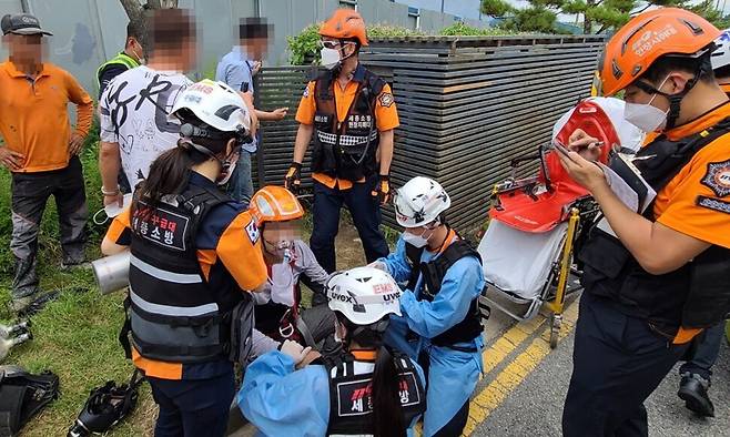 세종시 지하공동구에서 19일 낮 도료작업을 하던 노동자 2명이 유증기에 중독돼 쓰러졌으나 119구조대에 구조됐다. 세종소방서 제공