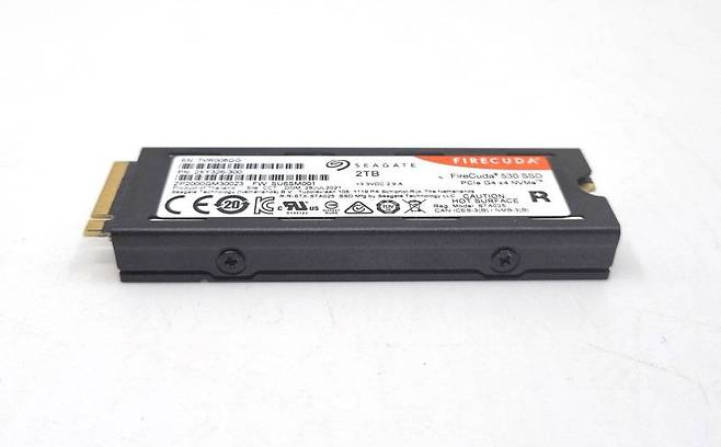 방열판이 제품 후면까지 감싸고 있다