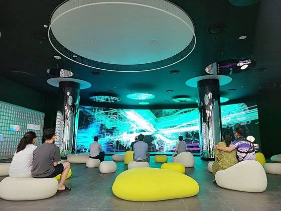 롯데백화점 동탄점에서 3D 전시를 체험하는 방문객들. [뉴스1]