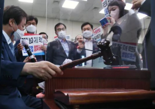 “Passed” Amid Protests from the People Power Party: Do Jong-hwan, chairman of the parliamentary Culture, Sports and Tourism Committee taps the gavel declaring that the committee has passed the amendment of the Act on Press Arbitration and Remedies, etc. for Damage Caused by Press Reports (Press Arbitration Act) on August 19. National Assembly press photographers