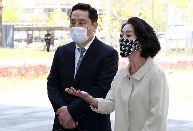 [서울=뉴시스]이영환 기자 = 이재명 경기도지사를 상대로 3억원의 손해배상 청구 소송을 제기한 배우 김부선(오른쪽)과 강용석 변호사가 21일 오후 서울 송파구 서울동부지방법원에서 열린 첫 재판에 출석하며 발언을 하고 있다. 2021.04.21. 20hwan@newsis.com