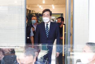 더불어민주당 대권주자인 이낙연 전 대표가 19일 서울 서초구 전국자동차노동조합연맹에서 열린 전국자동차노련 임원진 간담회에 입장하고 있다. [연합]