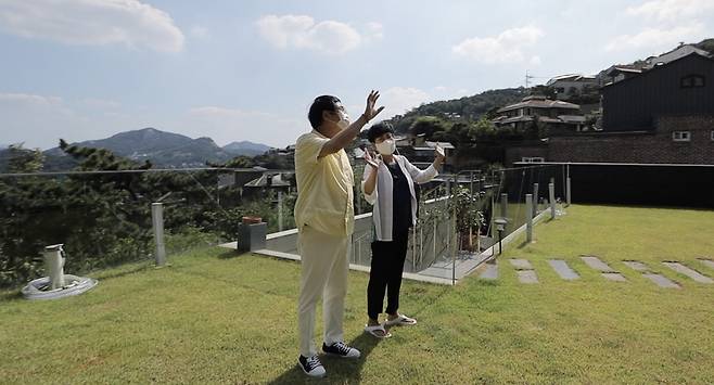 Paeng Hyon Sook, Choi Yang-Rak couple go out to find new homeOn August 22, JTBC no.1 can not be, Paeng Hyon Sook and Choi Yang-Rak are seen to recognize NEW Fang House.Recently, Paeng Hyon Sook declared to Choi Yang-Rak, I can not live like this anymore.The cast who watched this in the studio said, Is it finally no.1?Turns out Paeng Hyon Sook said, I cant live anymore in Cheongpyeong because its hard to commute to Seoul every day. I thought I was getting divorced (?)The frightened Choi Yang-Rak reassured, What is the house in Seoul?You said you wanted to live in Cheongpyeong. But Paeng Hyon Sook said, My brother in Pyeongchang-dong introduced me to a good price. The Pangrak couple, who visited the PyeongChang-dong mansion, could not keep quiet when they saw the magnificent house. This house, which was awarded the architectural prize, was the house of the chairman of the company.The couple, who were about to sign a contract after the tour of the house with the guidance of the chairman, expected that it was good price, but soon laughed in shock at the owners words of SONAMOO alone in the yard.Unfortunately, the couple left Pyeongchang-dong and finished the tour to the relatively cheap Jingwan-dong Hanok and Sangam-dong apartments.But the back door that I was frustrated to realize that the search for a Seoul house that fits the budget was a star in the sky.