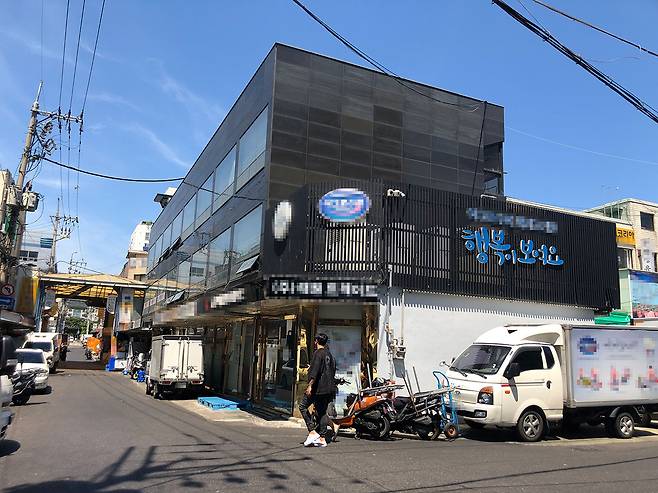 윤우진씨에게 뇌물을 건넨 혐의를 받는 육류 수입업자 김 아무개씨 소유의 빌딩(서울 성동구). ⓒ시사IN 고제규