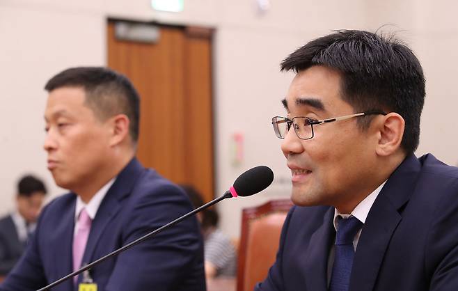 2019년 7월8일 윤석열 검찰총장 후보자 인사청문회에 증인으로 나온 장우성 총경(오른쪽).ⓒ연합뉴스