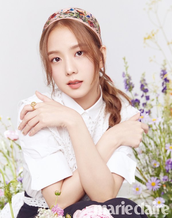 BLACKPINK Ji Soos Beauty pictorial has been released.In this Marie Claires Beauty pictorial, Ji Soo introduced Perfume and makeup look as her own beauty and charm.In hundreds of flowers, love, happiness, and beauty were brilliantly expressed and the admiration of the staff was brought.Ji Soos pictorial specialties can be found in the September issue of Marie Claire and the Marie Claire website.