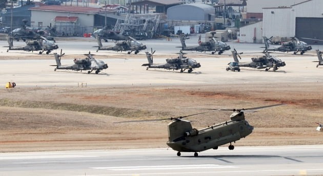 지난해 3월 경기도 평택시 캠프 험프리스에서 미군 헬기가 이동하는 모습.  /연합뉴스