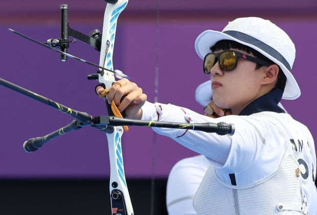 양궁 안산이 7월 25일 일본 도쿄 유메노시마 공원 양궁장에서 열린 2020 도쿄올림픽 양궁 여자단체전 4강 경기에서 활을 쏘고 있다.사진=뉴스1