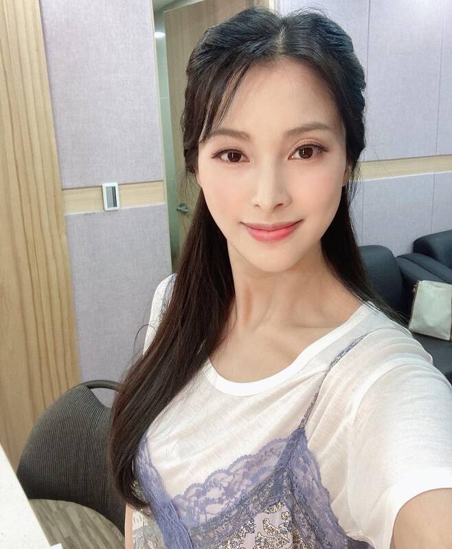 Park Gyuri posted a picture on his Instagram on Monday with an article entitled I Loved #Today, 2 Days Nighttime Fighting.The photo shows Park Gyuri preparing for a performance in the waiting room, with beautiful beautiful looks that are like the beginning of his debut.The musical I Loved You starring Park Gyuri will be performed at the BBCH Hall at the Gwanglim Art Center until October 31st.Meanwhile, Park Gyuri made his debut as a group KARA in 2007; he is currently an actor and is active in musicals and movies.Curator and Dongwon Construction, who is seven years younger from 2019, is in public devotion with his eldest son Song Ja-ho.Photo = Park Gyuri Instagram