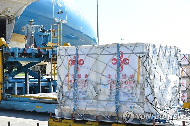 베트남 하노이 공항에 도착한 중국 시노팜 백신 [신화=연합뉴스]