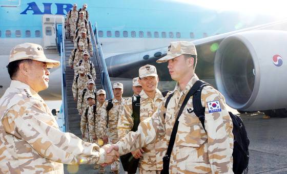 2007년 12월 아프간 파병 동의부대 11진과 다산부대 9진 등 195명이 전원 철수해 한국에 도착한 뒤 박흥렬 육군참모총장과 악수하고 있다. 중앙포토