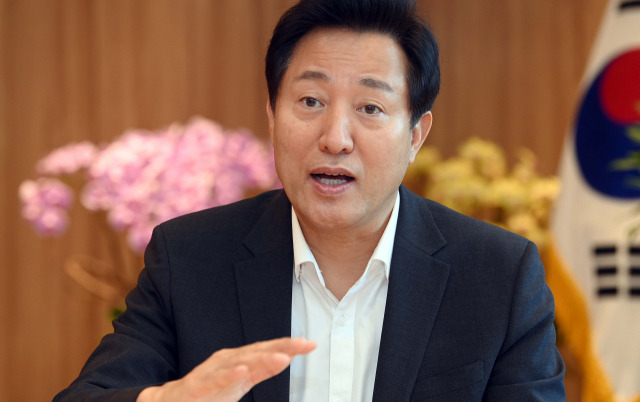 19일 서울경제와 인터뷰를 진행하고 있는 오세훈 서울시장. /이호재기자