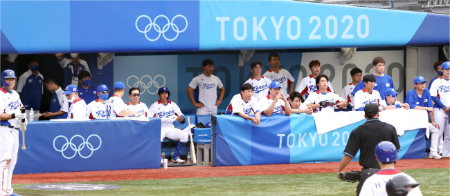 8월 7일 일본 가나가와현 요코하마 스타디움에서 열린 2020 도쿄 올림픽 대한민국과 도미니카공화국의 경기 중 대한민국 국가대표팀 더그아웃. [동아DB]