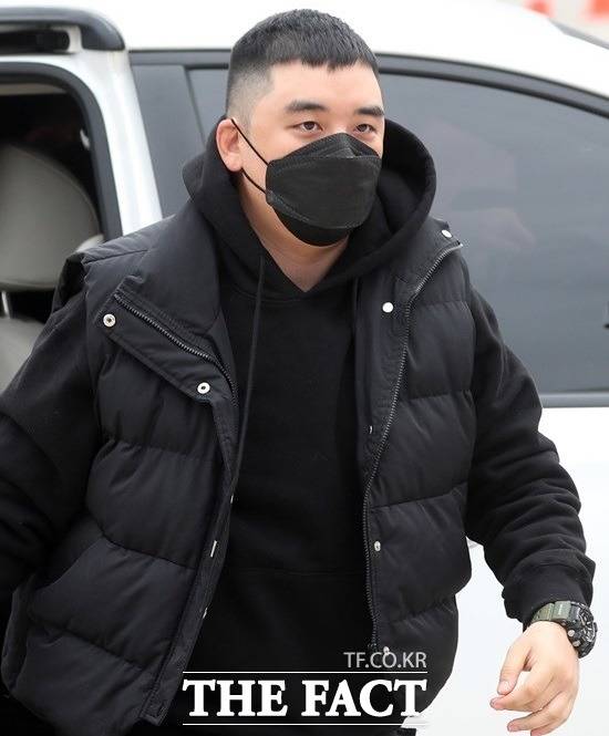 지난해 3월 육군 6사단으로 현역 입대할 당시 승리 모습. 승리는 입영장에서 버닝썬 의혹 등에 대한 취재진의 질문에 묵묵부답으로 일관했다. /강원 철원=이선화 기자