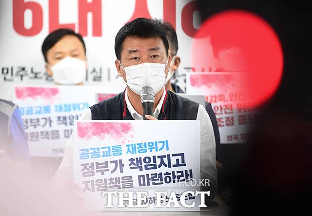 불법 집회를 주도한 혐의로 구속영장이 발부된 양경수 민주노총위원장이 23일 오전 서울 중구 민주노총 회의실에서 열린 민주노총 공공운수노조 전국 6개 지하철 노조 총투쟁 선포 기자회견에 참석해 발언하고 있다. /이동률 기자