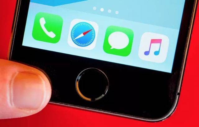 2013년 출시된 아이폰5S. 터치ID 기능이 처음으로 추가됐다. (사진=씨넷)