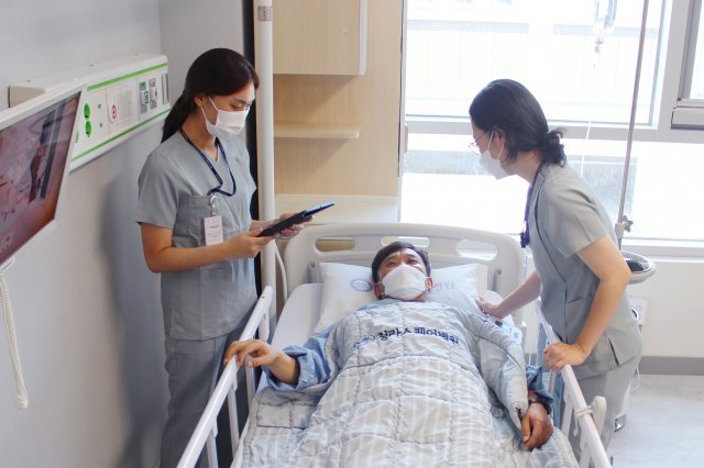 인천 서구 청라스퀘어병원에서 간호 인력들이 환자를 돌보고 있다.