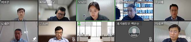 랜섬웨어 대응을 위한 정부와 민간 기업 대응 활동을 알리고 전문가와 함께 효율적 대응을 위한 방안 모색하기 위한 랜섬웨어 대응 온라인 좌담회가 19일 알서포트 리모트미팅을 이용해 온라인 영상회의로 진행됐다. 박지호기자 jihopress@etnews.com