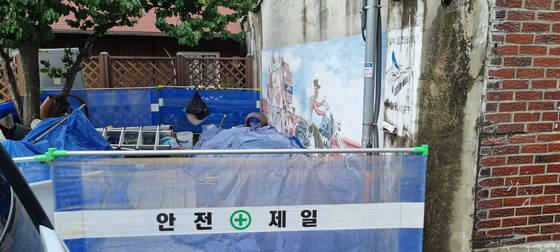 서울 종로구 이화동 벽화마을에는 올해 말까지 진행되는 주거환경개선 공사로 인해 벽화 인근에 공사 펜스가 설치됐다. 윤정주 인턴기자