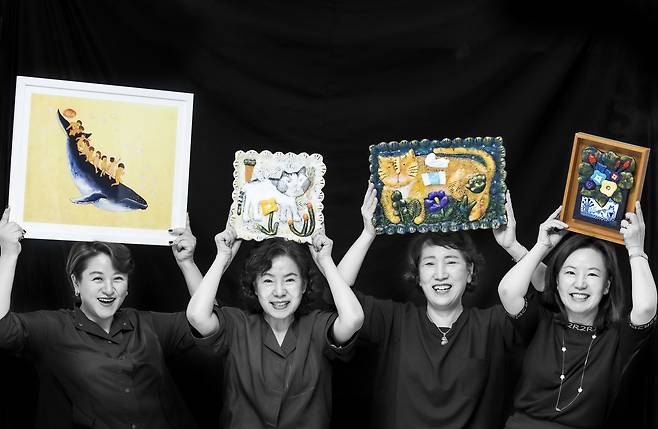 사람보다 그림을 돋보이게 하려는 그들의 마음처럼 사람은 흑백으로 그림은 컬러로 표현했습니다. 왼쪽부터 신정민 작가 작품을 든 임지영 씨, 구채연 작가 작품을 든 김명자 유은희 차성혁 씨.