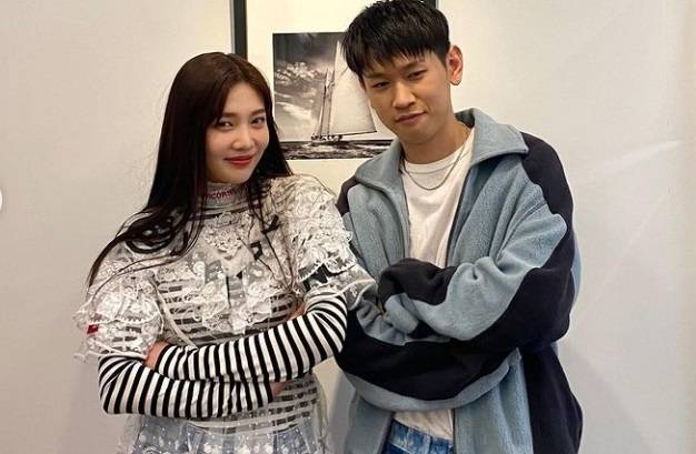 지난해 '자나깨나' 음반 작업을 함께 할 당시 조이와 크러쉬의 모습. 조이 인스타그램