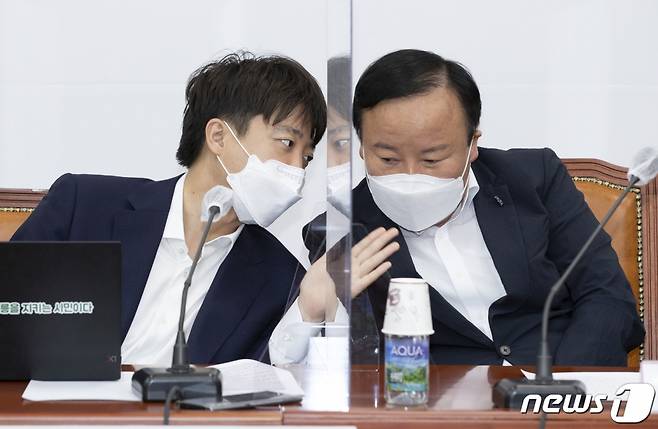 이준석 국민의힘 대표가 5일 서울 여의도 국회에서 열린 최고위원회의에서 김재원 최고위원과 대화하고 있다. /사진=뉴스1