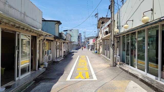 [평택=뉴시스] 박종대 기자 = 경찰이 경기 평택시 평택역 성매매집결지 단속에 나선 가운데 지난달 21일 오후 이곳 성매매집결지 내에 일부 성매매 업소들이 문을 열어놓고 있다. 2021.8.23. pjd@newsis.com *재판매 및 DB 금지