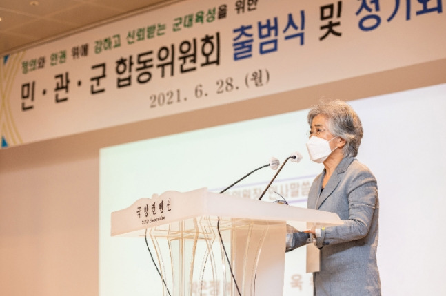 인사말 하는 박은정 공동위원장 - 박은정 민관군 합동위원회 공동위원장이 지난 6월 28일 서울 국방컨벤션센터 태극홀에서 열린 병영문화 개선을 위한 위원회 출범식에서 인사말을 하고 있다. 2021.6.28 [사진공동취재단] 연합뉴스