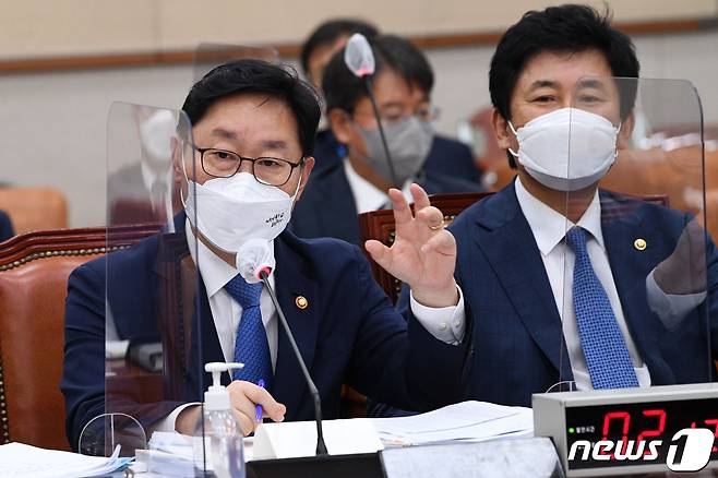 박범계 법무부 장관이 24일 오후 서울 여의도 국회에서 열린 법제사법위원회 전체회의에서 질의에 답변하고 있다. 2021.8.24/뉴스1 © News1 오대일 기자