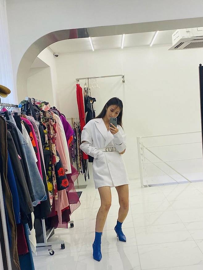 Broadcaster Ahn Hye-Kyung showed off her slender legsAhn Hye-Kyung posted a picture on his instagram on the 24th with an article entitled I want to lean back ~ I want to look longer.In the photo, Ahn Hye-Kyung boasted a unique fashion sense wearing a white jacket dress and blue shoes.Ahn Hye-Kyungs excellent costume digestion, which is completely different from the usual image, catches the eye.Meanwhile, Ahn Hye-Kyung is appearing on SBS The Beating Girls.
