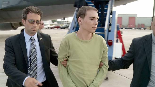 2012년 캐나다 살인범 루타 매그노타를 독일 베를린의 한 인터넷 카페에서 검거해 본국으로 압송하는 장면. /CBC