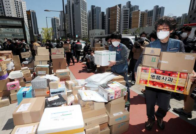 지난달 14일 택배 기사들이 서울 고덕동의 한 아파트 단지 입구에 배송품을 쌓고 있다. /장련성 기자