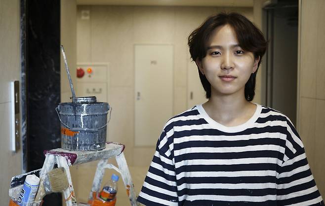 여성·블루칼라·청년 노동자라는 드문 정체성을 가지고 건설 현장의 벽을 조금씩 깨나가고 있지만, 페인터 서슬기는 ‘투사’라기보다 한 명의 ‘직업인’이다. 블루칼라 노동을 얕잡아보는 세상의 시선에도 초연했다. 자신의 선택에 확신이 있는 사람 특유의 여유와 단단함이 그에게는 있었다. 사진 이아름 기자