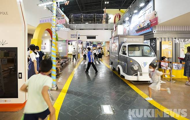 어린이체험관 거리 모습. 오른쪽에서 택배차는 아이들이 직접 타며 배달을 체험한다.