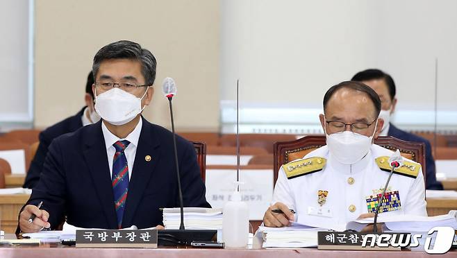 (서울=뉴스1) 구윤성 기자 = 서욱 국방부 장관과 부석종 해군참모총장이 20일 서울 여의도 국회에서 열린 국방위원회 전체회의에서 해군 성추행 사망사건 관련 질의답변을 준비하고 있다.  2021.8.20/뉴스1