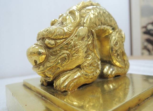 [서울=뉴시스] 문화재청(청장 김현모)은 2019년 미국에서 환수한 19세기 '국새 대군주보'를 비롯해 1946년 일본에서 환수한 대한제국기 '국새 제고지보', '국새 칙명지보', '국새 대원수보' 등 4과, 고려 시대 금속공예 기술의 절정을 보여주는 '서울 영국사지 출토 의식공양구 일괄'을 비롯해 조선 초기 음식조리서인 '수운잡방', 불경 '예념미타도량참법 권1~5' 등 총 7건을 보물로 지정했다고 24일 밝혔다. 사진은 국새 제고지보. (사진=문화재청 제공) 2021.08.24. photo@newsis.com *재판매 및 DB 금지