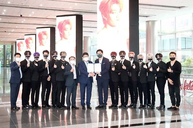 23일 오후 오메가엑스는 코엑스 마이스 클러스터와 오는 9월부터 무역센터 일대 대형 미디어 71개소와 SNS 채널에 시민들과 전세계 케이팝 팬들에게 긍정적인 메시지를 전달하는 홍보 서포터즈로 활동하는 협약을 체결하였다. (사진 왼쪽 두번째부터) 오메가엑스 예찬, 제현, 혁, 세빈, 태동, 강호연 코엑스 전무, 이동원 코엑스 사장, 황성우 스파이어엔터테인먼트 의장, 오메가엑스 정훈, 재한, 한겸, 케빈, 휘찬, 젠이 CMC 홍보 서포터즈 협약 기념 촬영을 하고 있다. 코엑스 제공