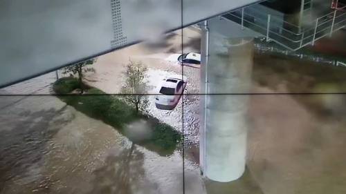 부산 물바다 된 도로서 차량 둥둥 [부산경찰청 제공. 재판매 및 DB 금지]