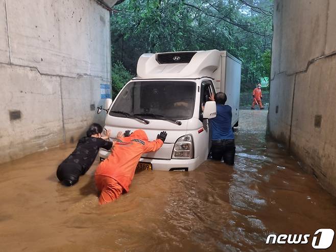 24일 전북 전주시 덕진구 여의동의 한 지하차도에서 화물차가 빗물에 잠겼다.(전북소방본부 제공)2021.8.24./© 뉴스1