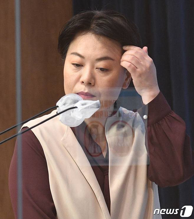 윤희숙 국민의힘 의원이 2일 오전 서울 여의도 국회 소통관에서 대선 출마 선언을 하기 위해 입장하고 있다. 윤 의원은 출마의 변을 통해 "앙상한 이념으로 국민 삶을 망치는 탈레반에게서 권력을 찾아오겠다＂고 밝혔다. 2021.7.2/뉴스1 © News1 오대일 기자