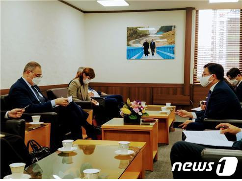 이고르 마르굴로프 러시아 외교부 아태담당 차관이 25일 최영준 통일부 차관과 '한러 차관급 협의'를 하고 있다.(통일부 제공)© 뉴스1