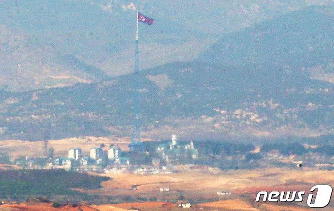 경기 파주 오두산 전망대에서 바라본 북한 황해북도 개풍군 기정동 마을에 대형 인공기가 바람에 나부끼고 있다. 2021.4.14/뉴스1 © News1 민경석 기자